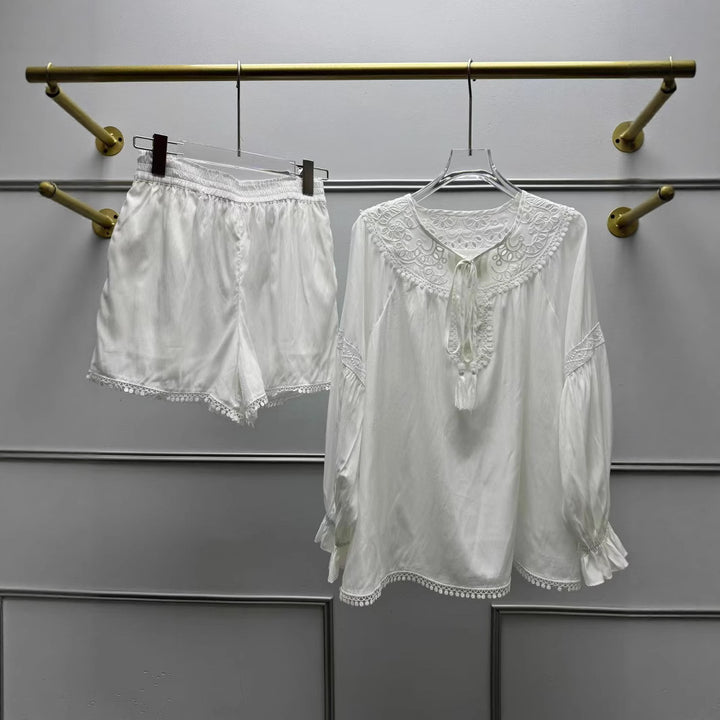 Dame luftig bluse med dekorativ broderet halslinje og rynkede afslutninger Stilla