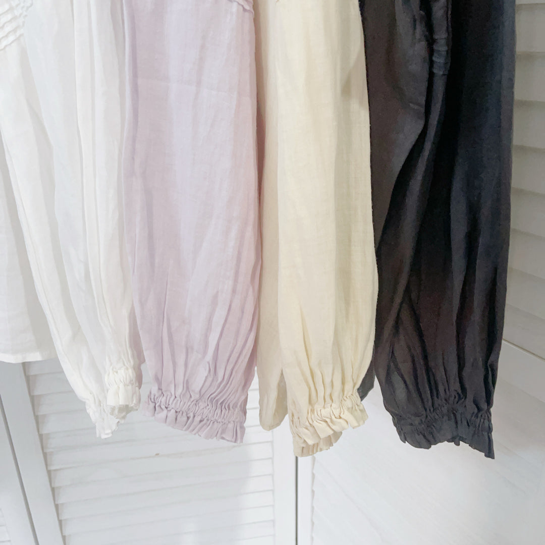 Femme Elegante Knap-Bluse med Struktureret Detalje Stilla