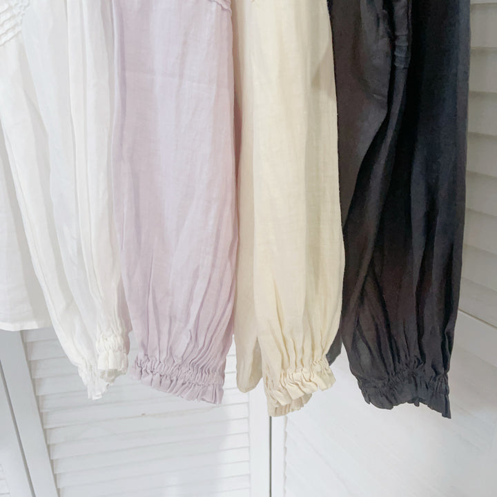Femme Elegante Knap-Bluse med Struktureret Detalje Stilla