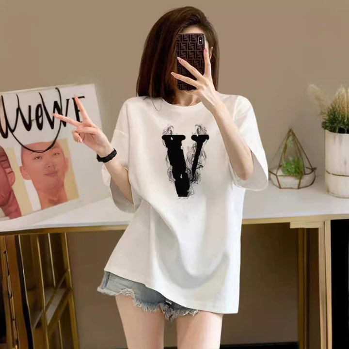 Dame T-Shirt med kreativt V-motiv og afslappet pasform Stilla