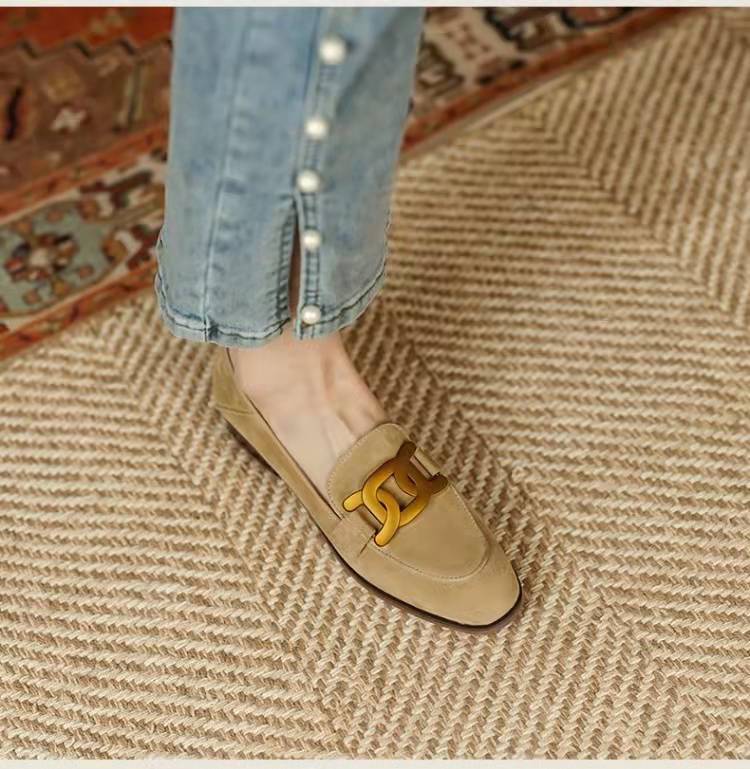 Femme elegant ruskinds slippers med dekorativ metal accent Stilla