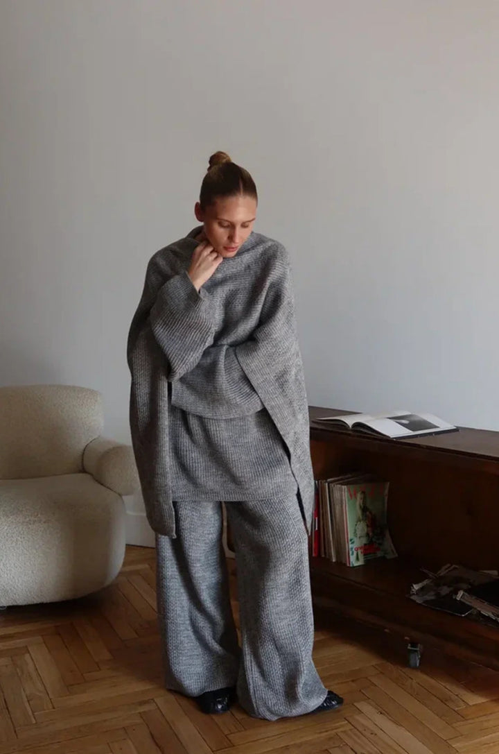 Kvinders stilfulde ribstrikket loungewear sæt med løs pasform top og bredskårne bukser Stilla