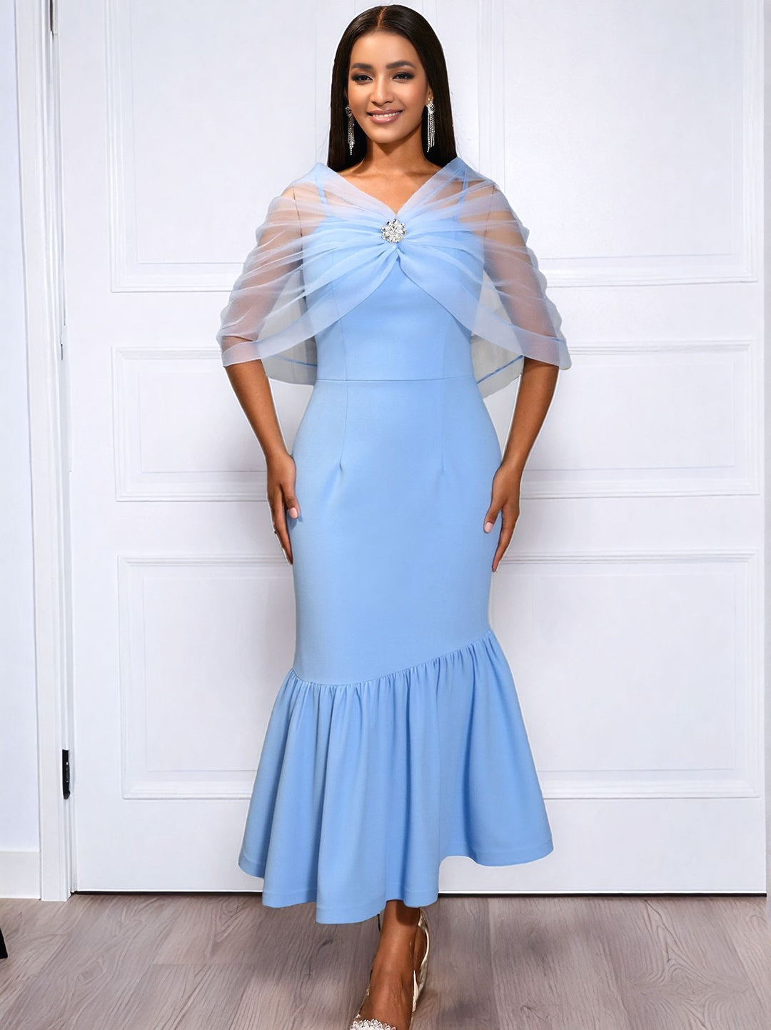 Dame elegant midi kjole med gennemsigtig chiffon cape og floral applikation Skovae