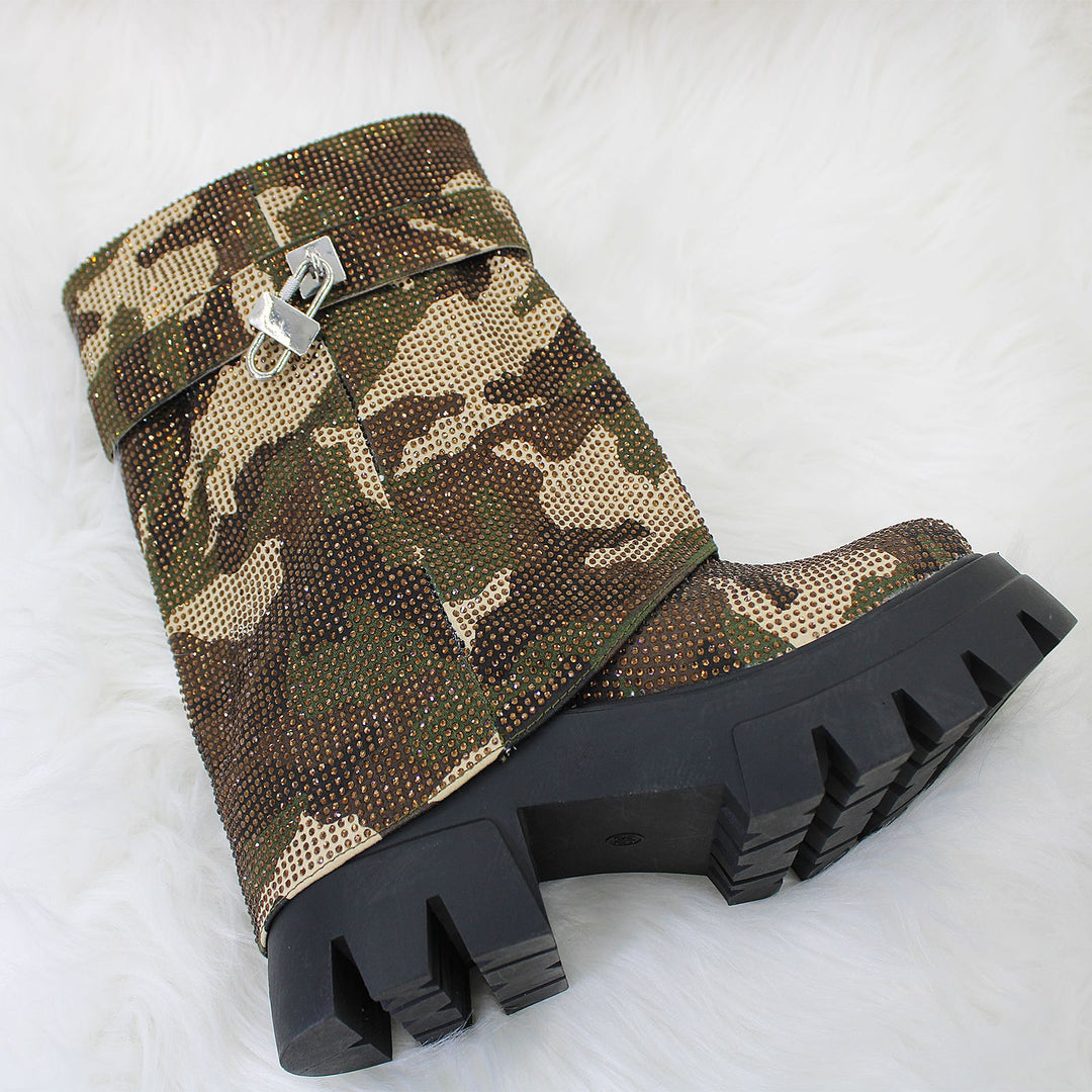 Femme Chunky Heeled Camouflage Ankle Boots med dekorative spænde- og rhinestone-accents Stilla