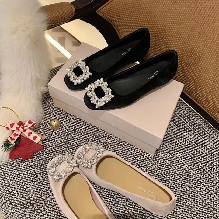 Dame Smarte Ballerinas med glitrende smykkedetalje og komfortabelt fodseng Stilla
