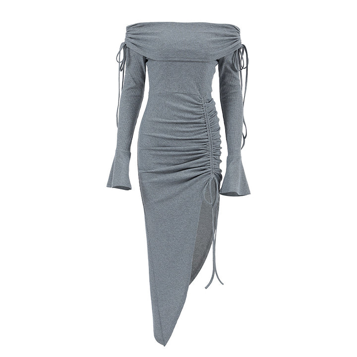Damekjole i off-shoulder design med rynkedetaljer og sidelæg Stilla