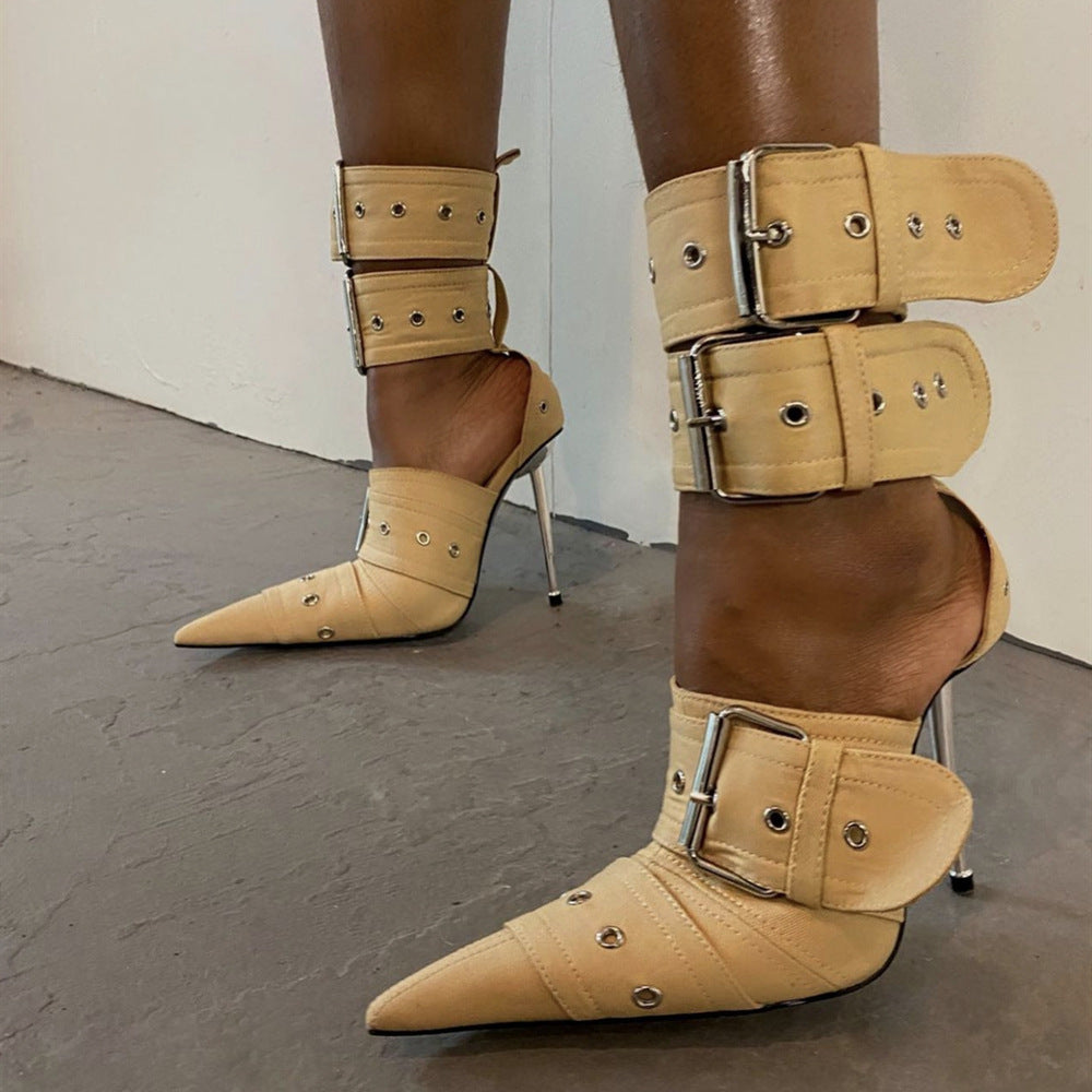 Femme Metallic Stiletto-hæle med dekorerende spænde-detaljer Stilla