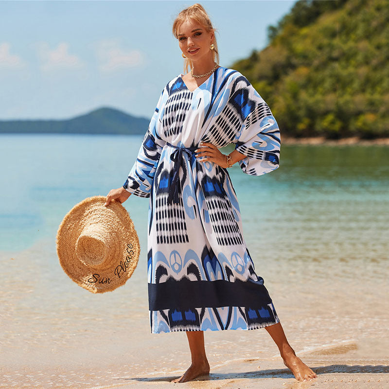 Dame lang strandkimono med kunstnerisk tryk og flatterende snit Stilla