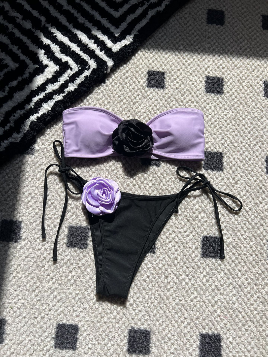 Dame Bandeau-Bikini med romantiske blomster-applikationer Stilla