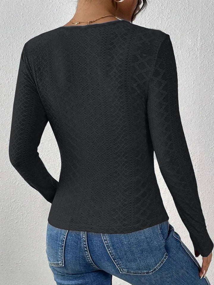 Damebluse med transparente spidsakcenter og elegant V-hals Stilla