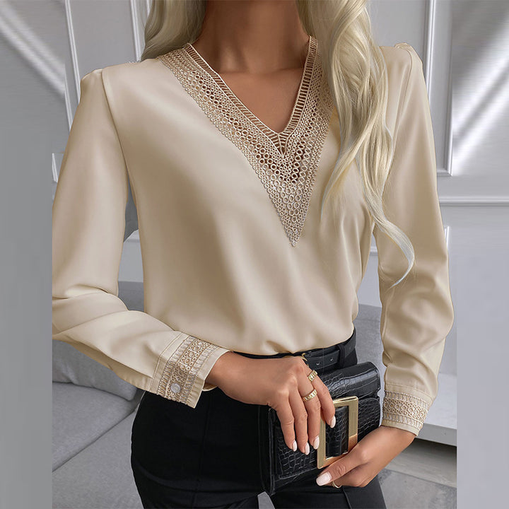 Dame elegant bluse med V-hals og fint udførte spidsdetaljer Stilla