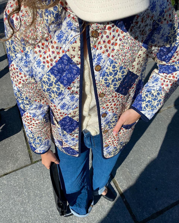 Kvinders patchwork quiltet jakke med blomstermotiv og synlig knapstolpe Stilla