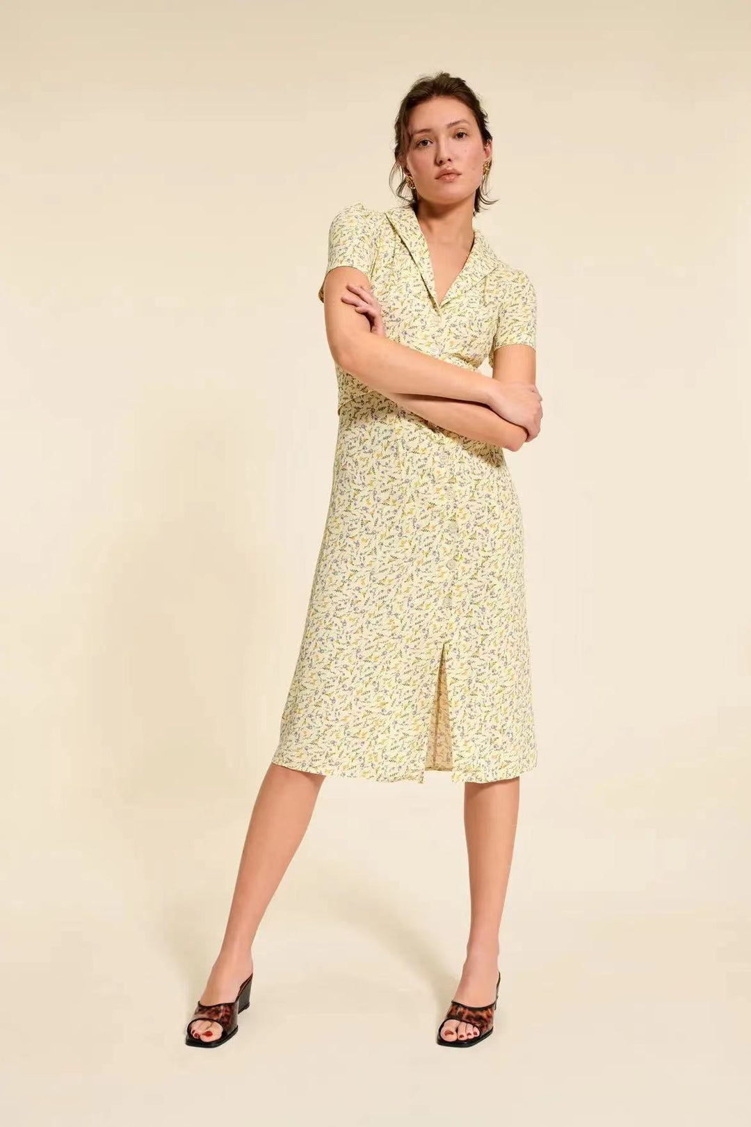 Dame skjortekjole med floral print og elegant V-udskæring Stilla