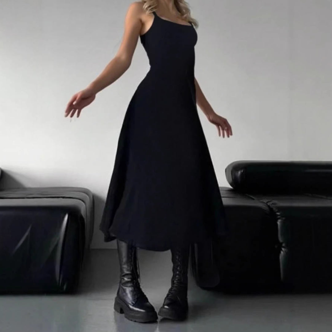 Dame maxikjole med elegant slids og figursyet design Skovae