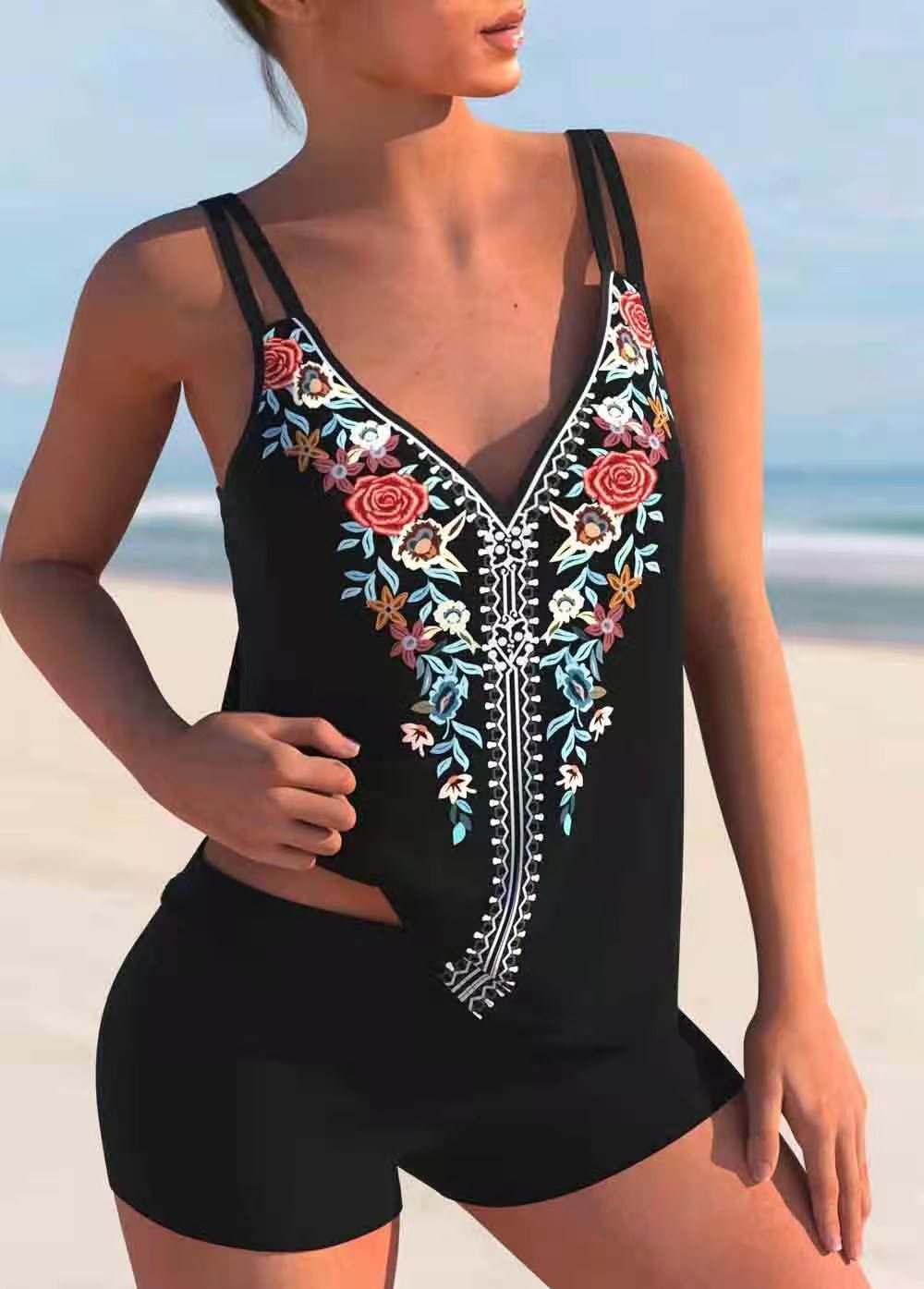 Dame Tankini med floralt broderi og moderne shorts Stilla