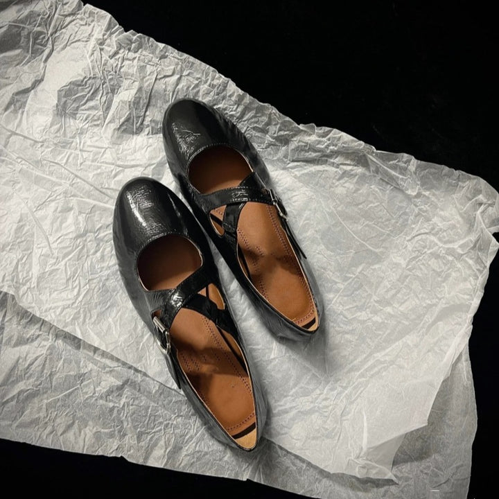 Dame Cross-strap Metallic Flats Stilla