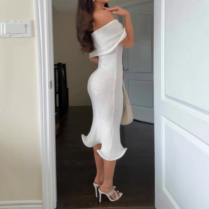 Dame elegant Off-Shoulder kjole med flydende kant og struktureret materiale Stilla