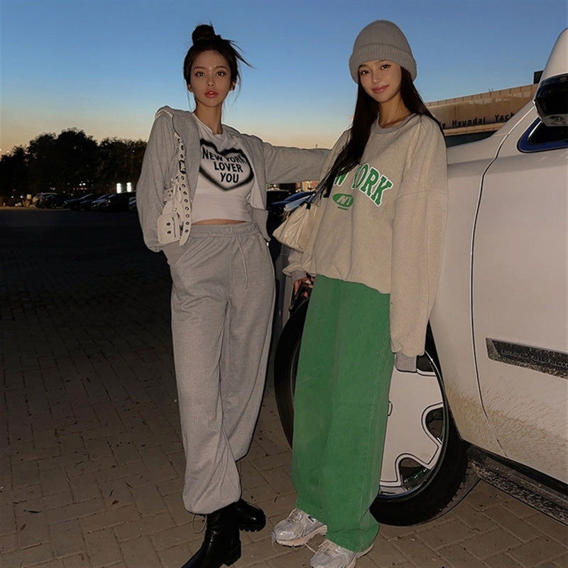 Kvindernes sporty loungewear sæt med cropped hoodie og brede bukser Stilla