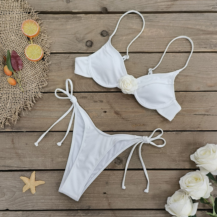 Dame bikini-sæt med dekorativ blomsterapplikation og justerbare snore Stilla