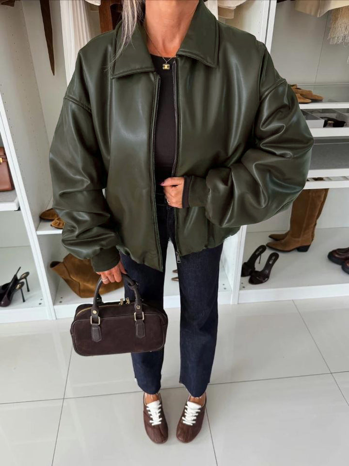 Kvinders fashionable oversized læderjakke med dyb krave og lynlås Stilla