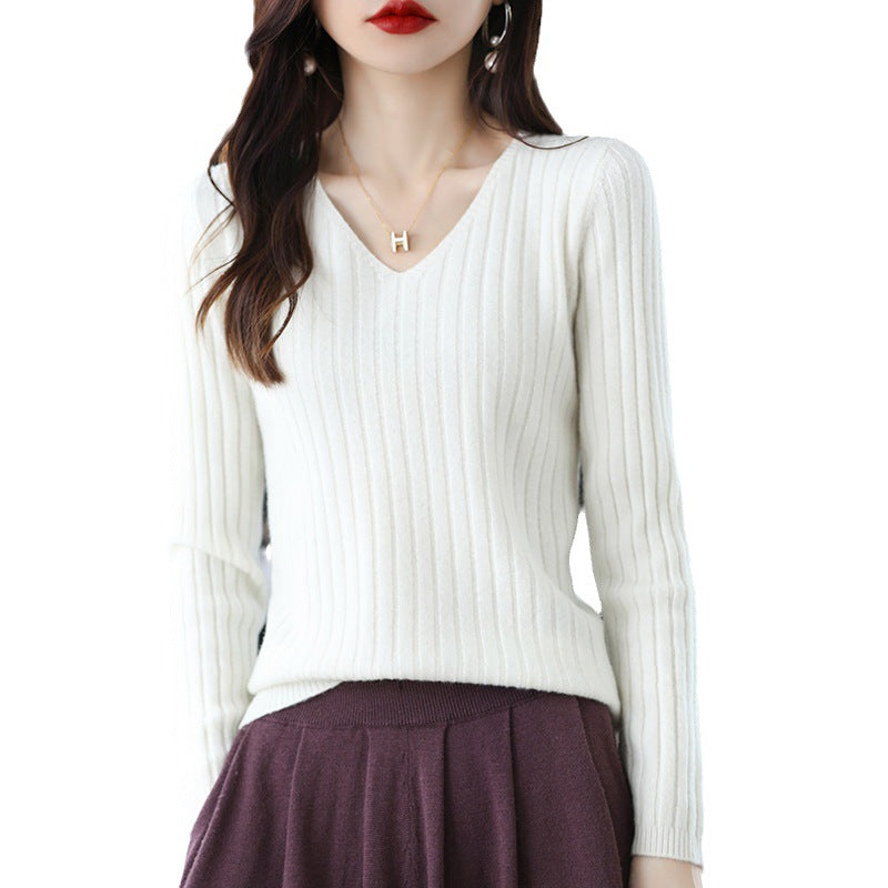 Kvinders strikket sweater med fin ribstruktur og V-hals
