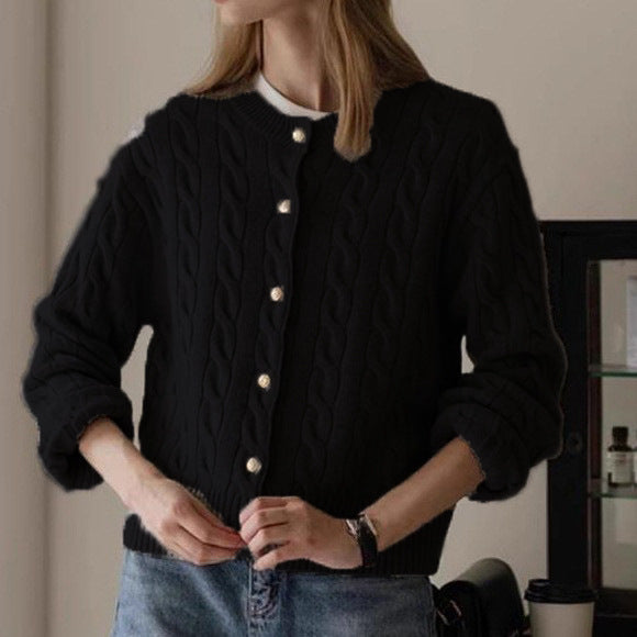 Dame strikjakke med fletmønster og elegante knapdetaljer Stilla