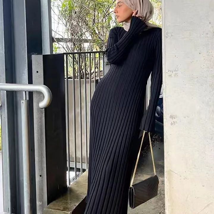 Dame Midi-kjole med elegant ribbet mønster og raffinerede flæsedetaljer Stilla