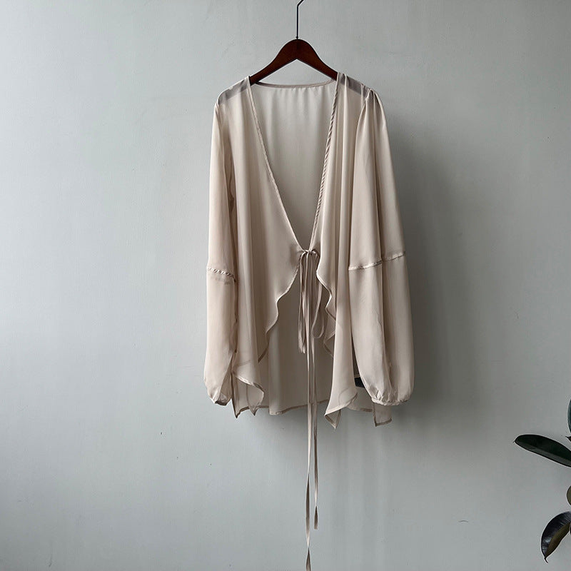 Dame elegant gennemsigtig bluse med dyb V-hals og bindebånd Stilla