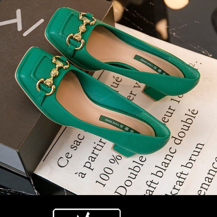 Femme Elegante Chunky-hæle-pumps med dekorativt guld kæde-detalje Stilla