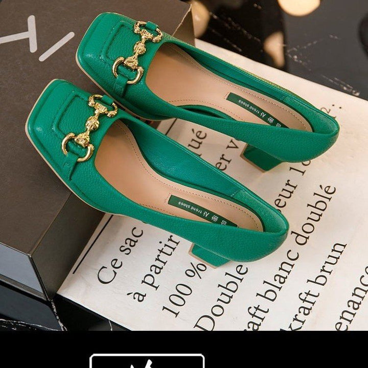 Femme Elegante Chunky-hæle-pumps med dekorativt guld kæde-detalje Stilla