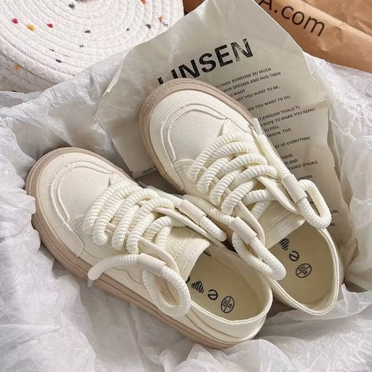 Dame sneakers i sporty-elegant design med tyk plateau og moderne snørebånd Stilla