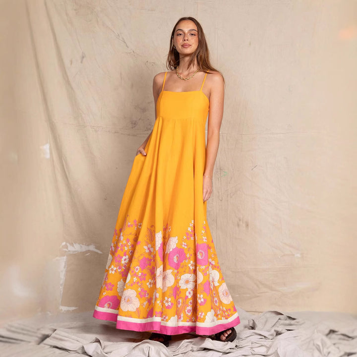 Dame maxikjole med floralt design og elegante spaghetti-stropper Skovae
