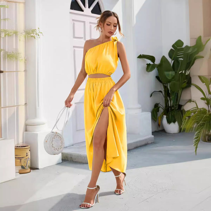 Dame aftenkjole med off-shoulder design og højt slids Stilla