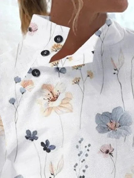 Damebluse med blomsterdesign og knapdetaljer Stilla