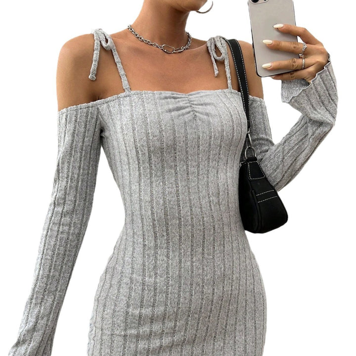 Kvindernes mini kjole med off-shoulder design og trendy rib strik Stilla