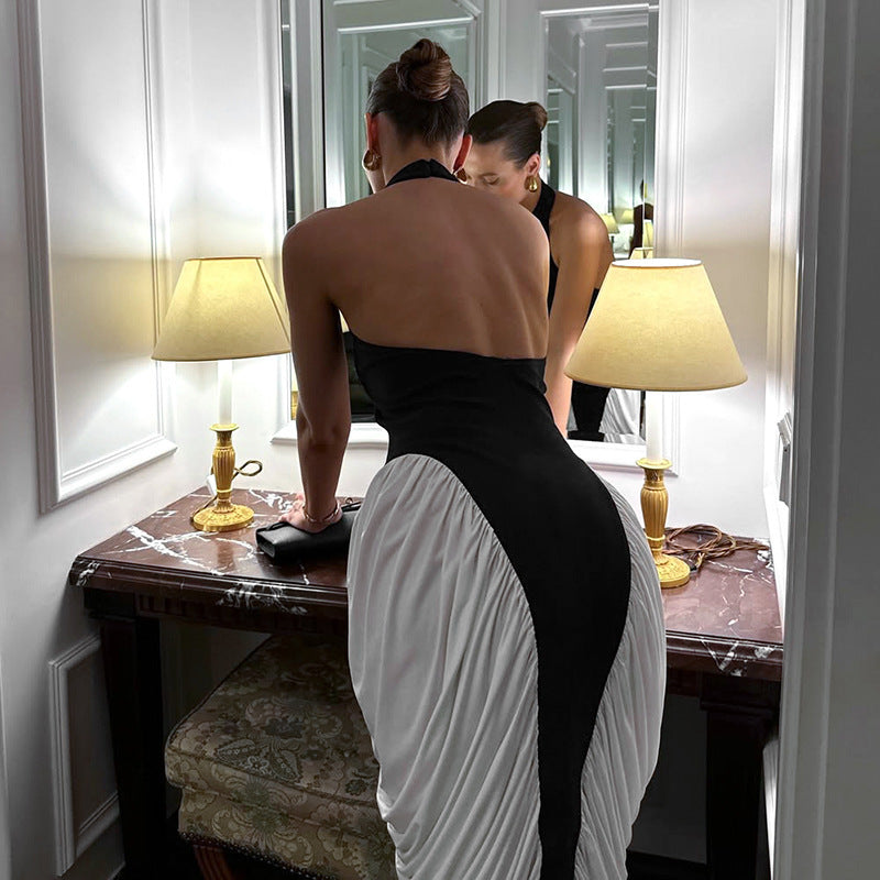 Dame Elegant aftenkjole med dyb rygudskæring og innovativ draperingsdesign Skovae