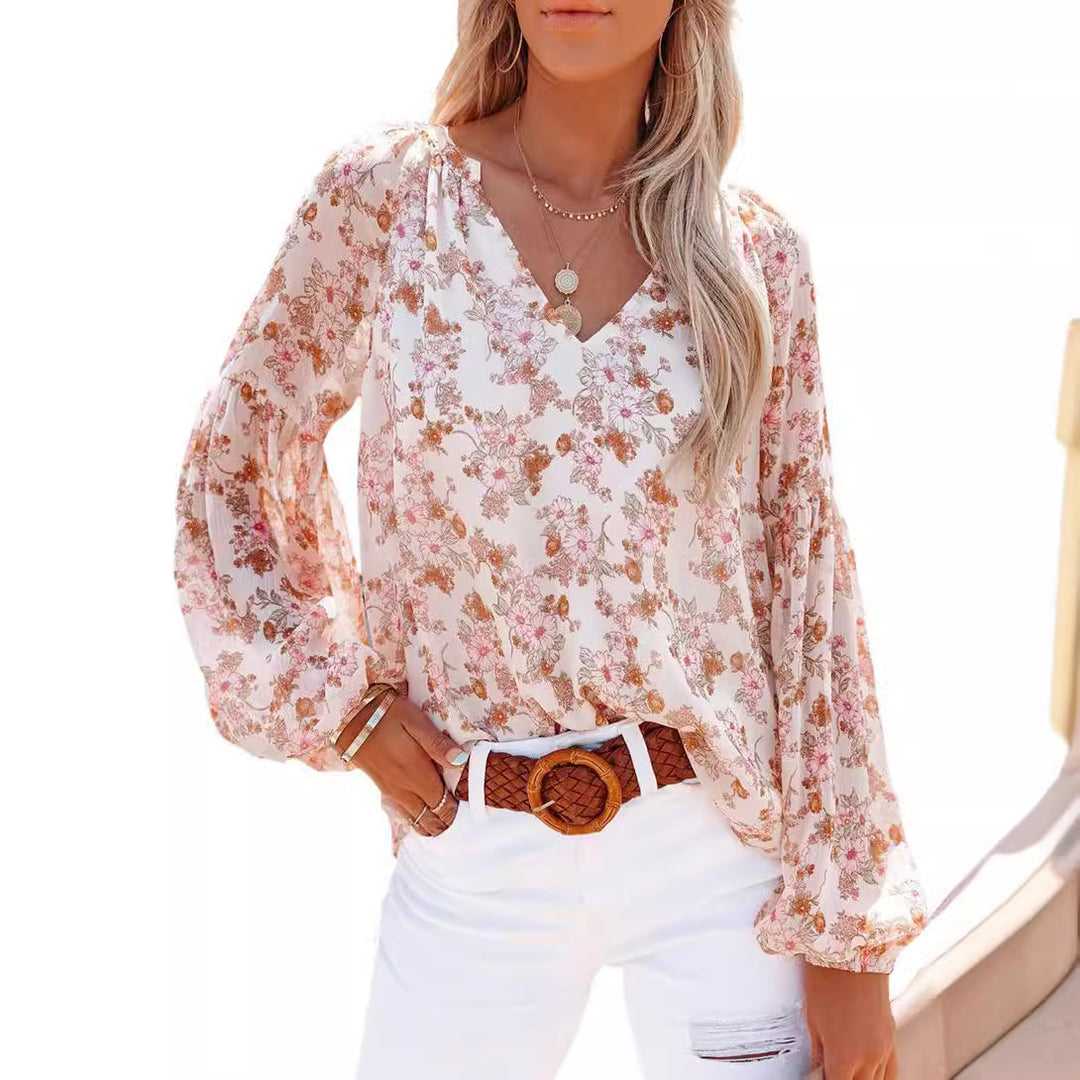 Damebluse med v-hals og let blomstret design Stilla