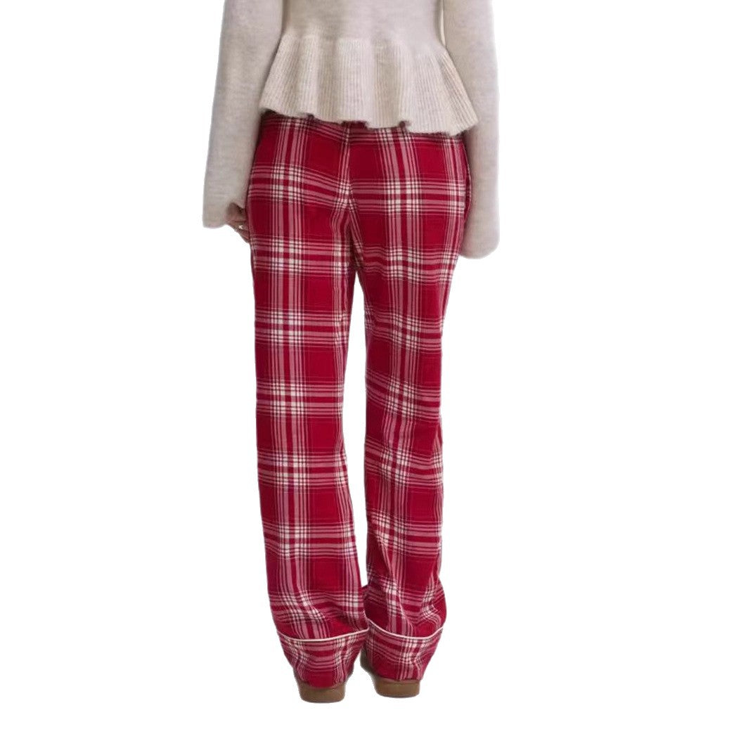 Dame i et afslappet pyjamassæt med rummelig camisole-top, rynket under brystet og bukser med gummibånd Skovae
