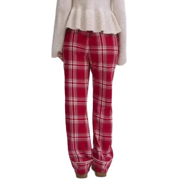 Dame i et afslappet pyjamassæt med rummelig camisole-top, rynket under brystet og bukser med gummibånd Skovae