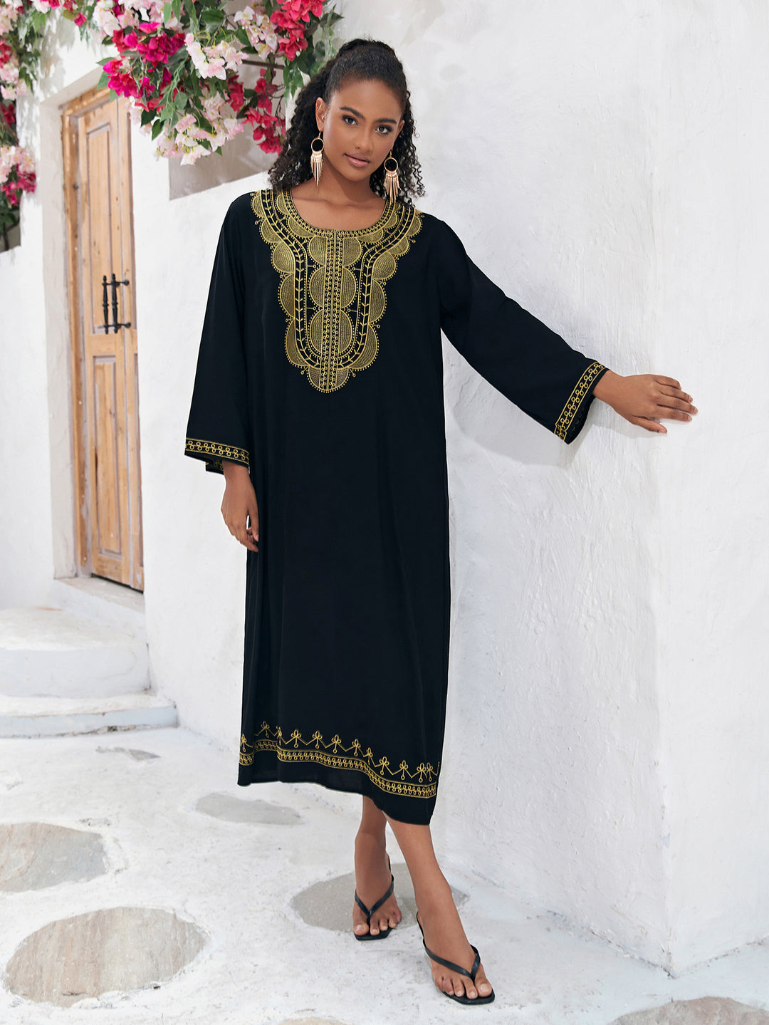 Dame Kaftan med luksuriøse gyldne broderier og elegant V-udskæring Stilla