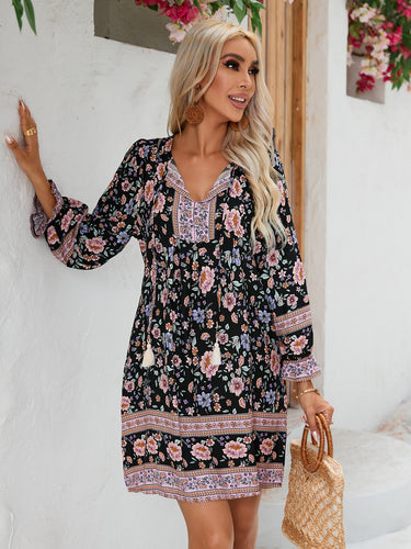 Femme bohemisk inspireret blomster mini kjole med frynsedetaljer Stilla