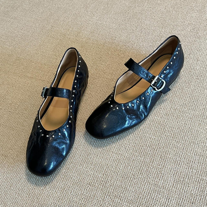 Damer med nitter udsmykkede Mary Jane flats Stilla