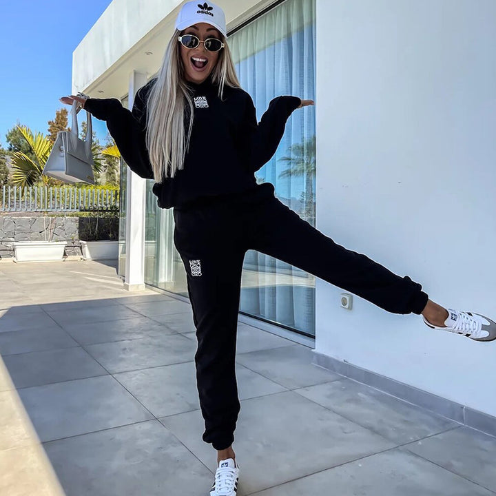Damer sporty loungewear sæt med hætte og elastiske manchetter Skovae