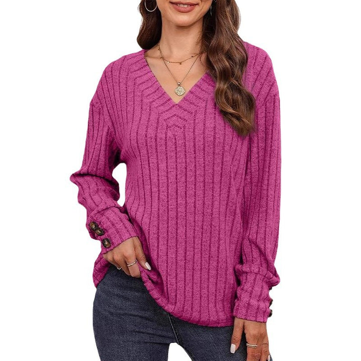 Dame V-hals sweater med fint stribemønster og knapdetaljer Stilla
