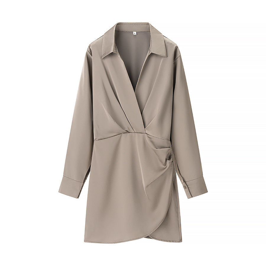Dame indpakningsblusekjole med elegant drapering og moderne krave Stilla