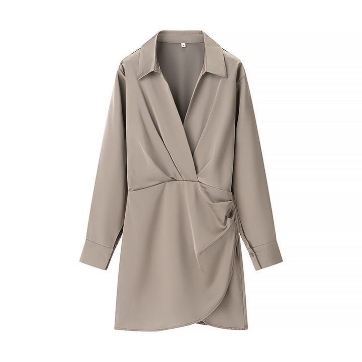 Dame indpakningsblusekjole med elegant drapering og moderne krave Stilla