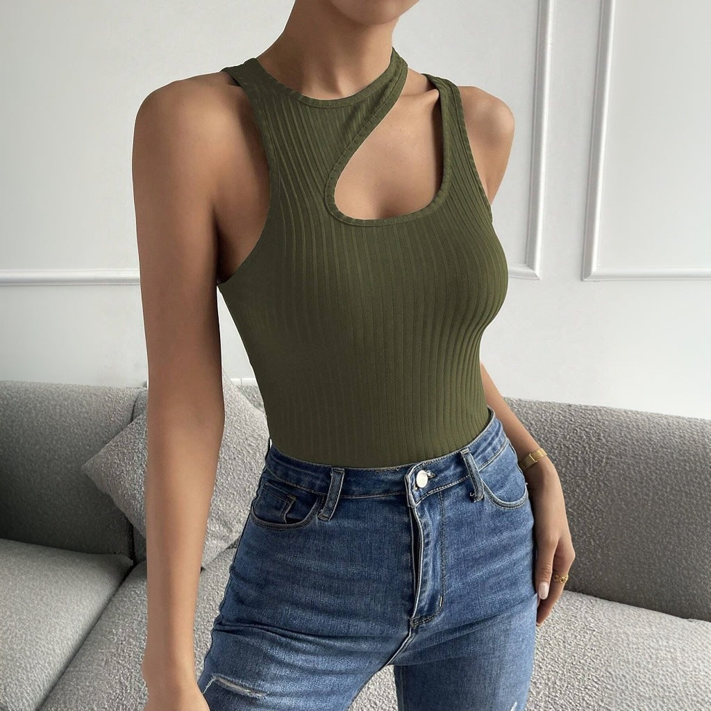 Kvindelig tætsiddende bodysuit med asymmetrisk snit og elegant V-hals Stilla