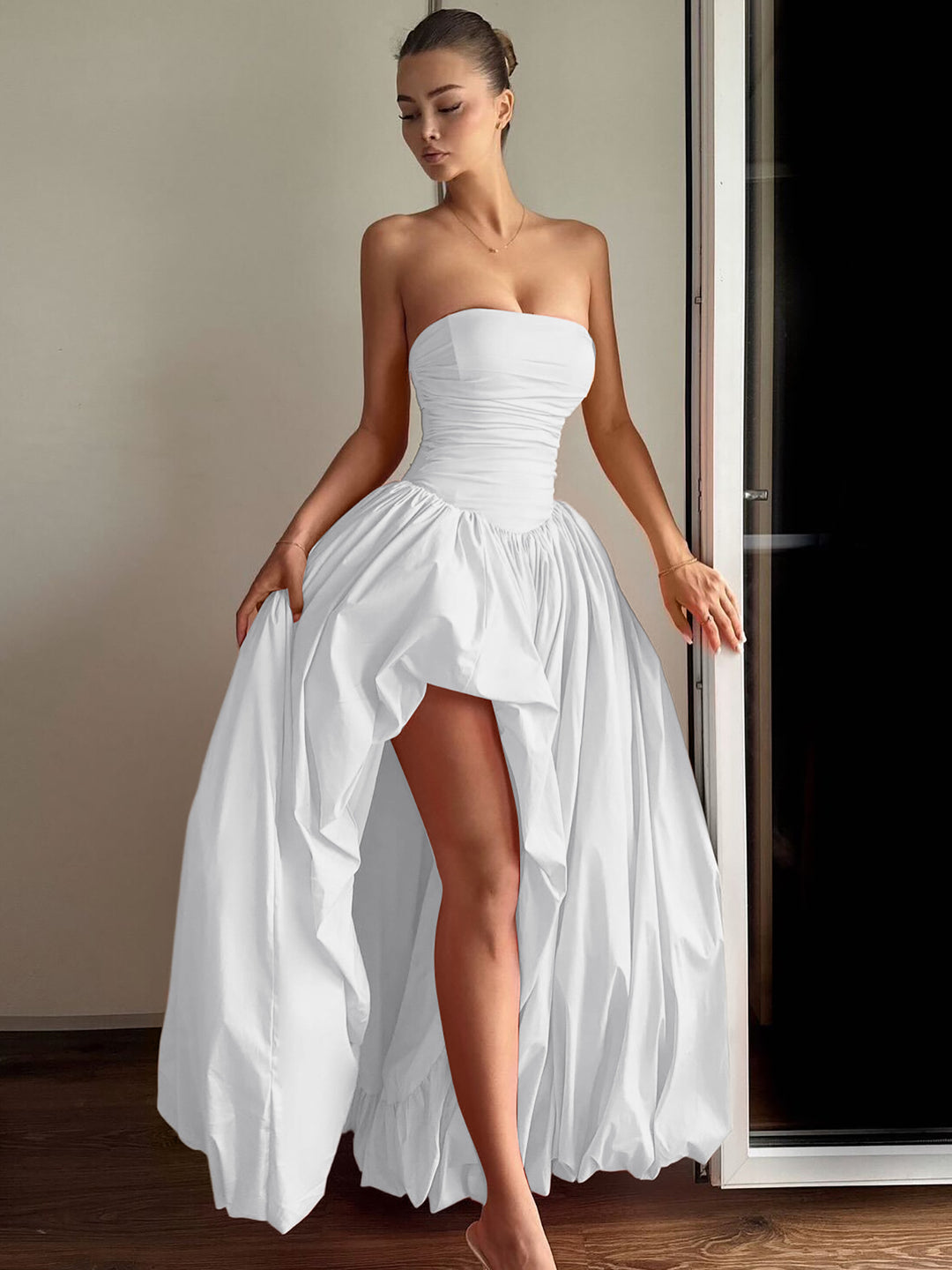Dame Elegant bryllupskjole med strapless design og voluminøs nederdel Stilla