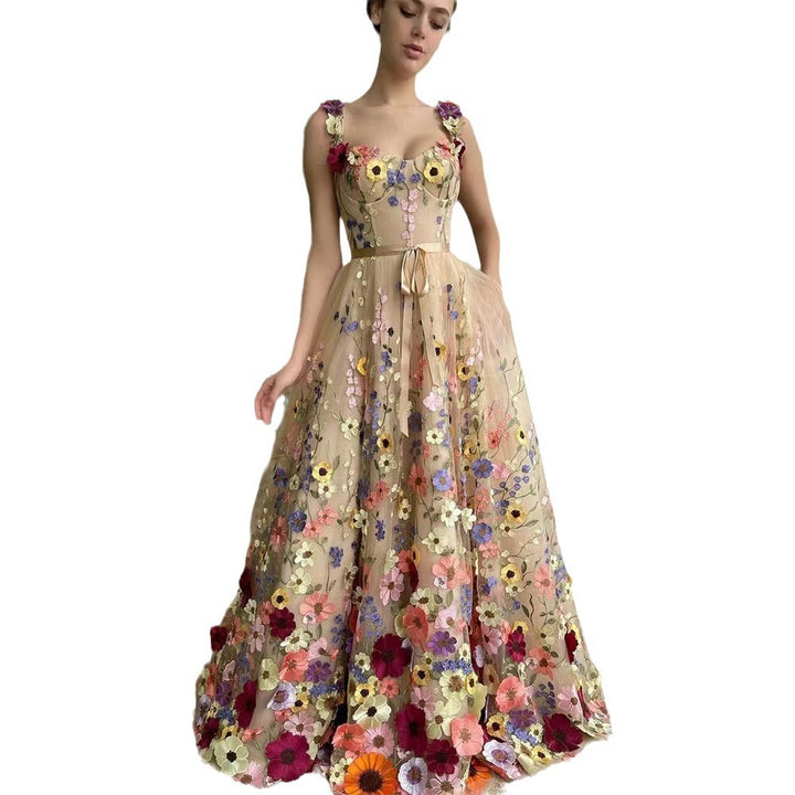 Dame Elegant aftenkjole med blomsterapplikationer og glitrende tyl Stilla