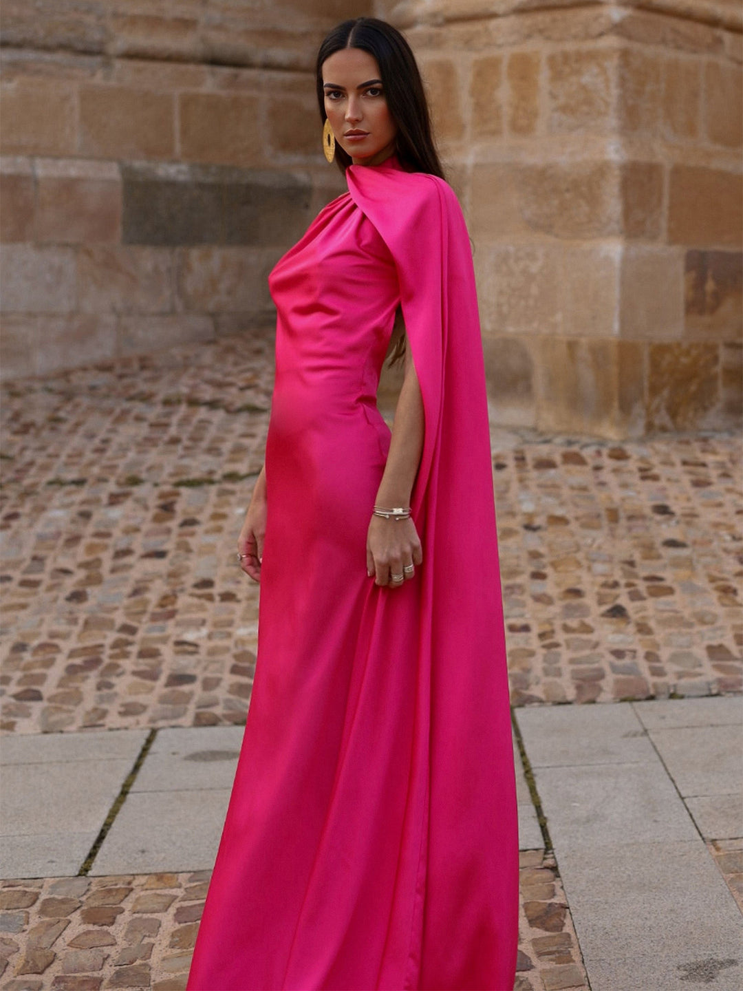 Kvinders elegante aftenkjole med flydende design og off-the-shoulder hætte Skovae
